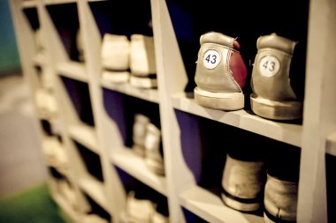 eski bowling ayakkabıları dolabında, sığ dof.