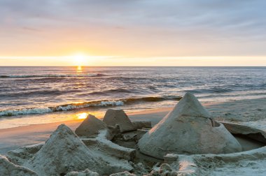 kaleler sahilde sunset bac ile deniz kenarında inşa