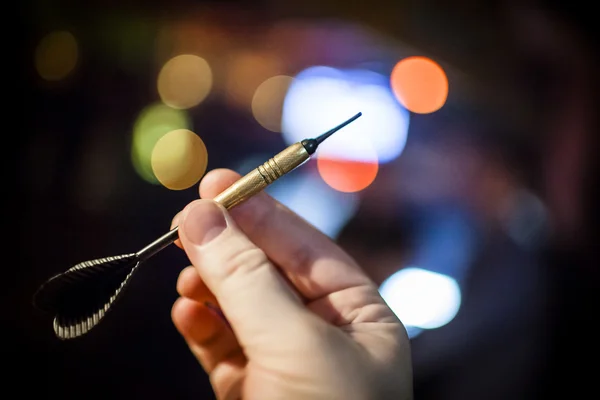 koyu arka plan arka ışık lekeleri üzerinde bir ok