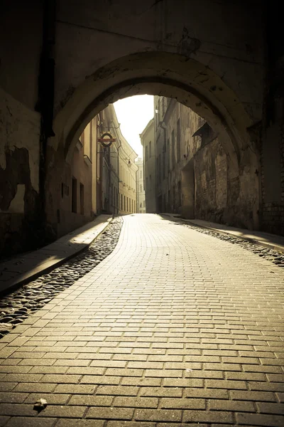 Arnavut kaldırımlı tarihi kent sokak, backgriund görünür içinde aşağı