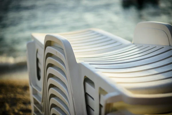准备使用，可见大海，浅景深的躺椅. — 图库照片