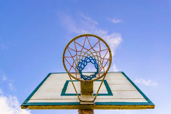 可见在蔚蓝的天空在 dis 自下而上的篮球筐 — 图库照片