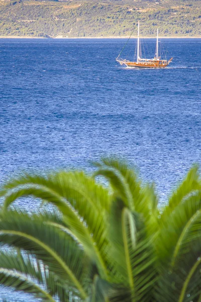 海、山背景には、手のひらで帆船 — ストック写真
