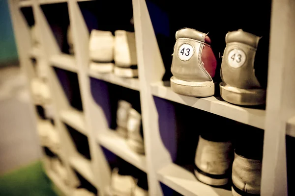 Staré bowlingové boty ve skříňce, mělké dof. Royalty Free Stock Fotografie