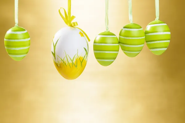 Huevos decorados con Pascua sobre elegante fondo dorado . — Foto de Stock