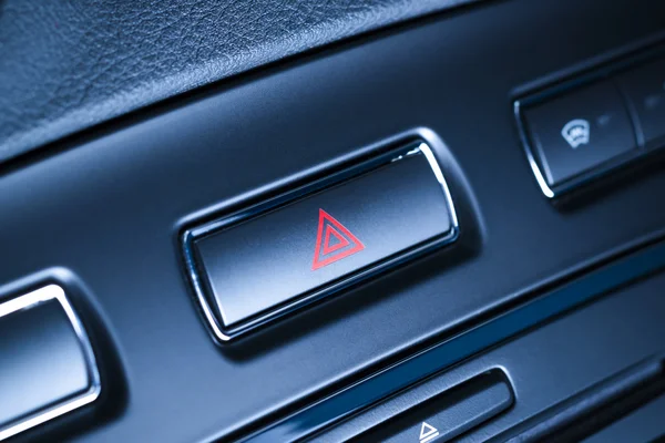 Bouton clignotant d'avertissement de danger de véhicule, voiture avec triangle rouge visible . — Photo