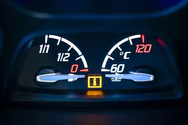 Bränsle, gas och motorns kylvätska temperaturmätare i bil med varningslampa. — Stockfoto