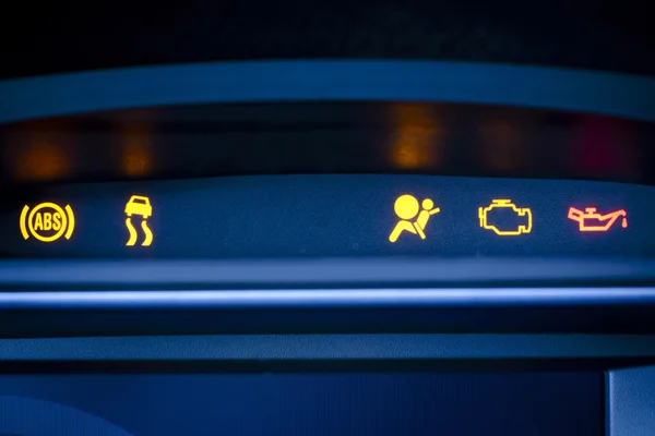 자동차 속도계, 타코미터 계기판의 보이는 상징의 계기판의 조각. — 스톡 사진