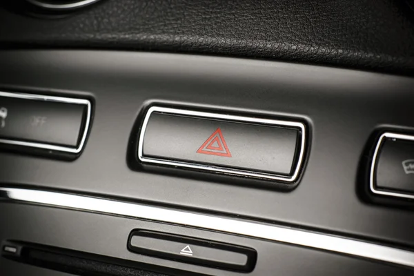 Vozidla, auto nebezpečí výstražné blinkry tlačítko s viditelným červeným trojúhelníkem. Royalty Free Stock Fotografie