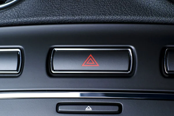 Vozidla, auto nebezpečí výstražné blinkry tlačítko s viditelným červeným trojúhelníkem. Stock Obrázky