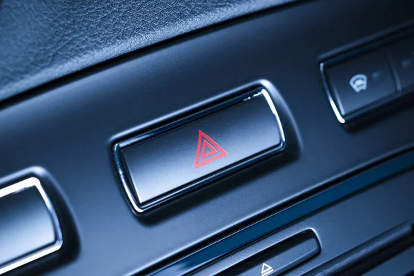 Vozidla, auto nebezpečí výstražné blinkry tlačítko s viditelným červeným trojúhelníkem. Stock Obrázky