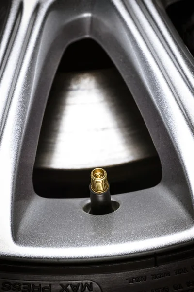 Detail pneumatiky ventilu na kola automobilu. Royalty Free Stock Fotografie