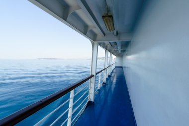 güvertede bir gemi, görünür mavi deniz ile.