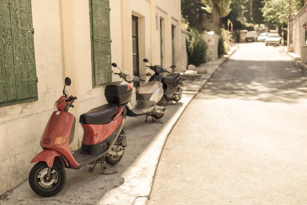 Tres scooters aparcamiento en la calle . — Foto de Stock