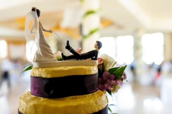 Vtipné svatební dort docoration, svázané ženich na vodítku nevěsty. — Stock fotografie