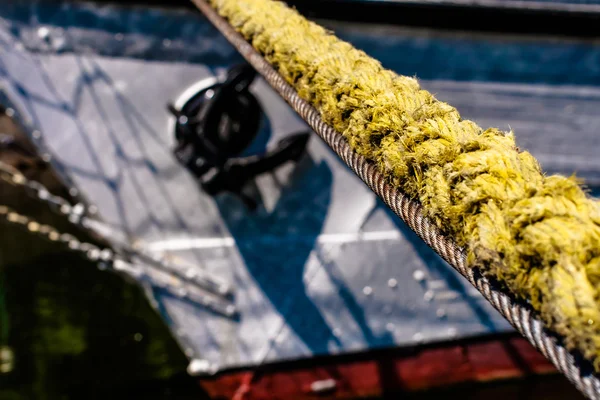 Gele hawser, mooring lijn met zichtbare fragment van het schip. — Stockfoto