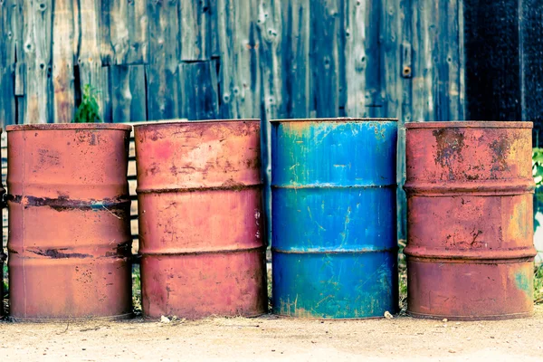 Cuatro barriles viejos para petróleo, petróleo, rojo y azul . Fotos de stock libres de derechos