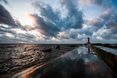 bir dalgakıran görünür deniz ve deniz feneri ile.