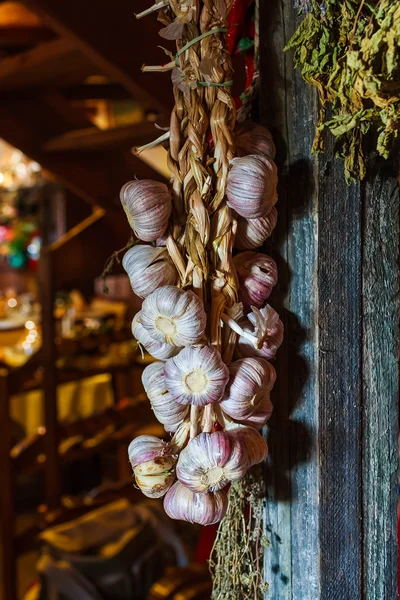 Kuru almak için mükemmel sarımsak asılı.
