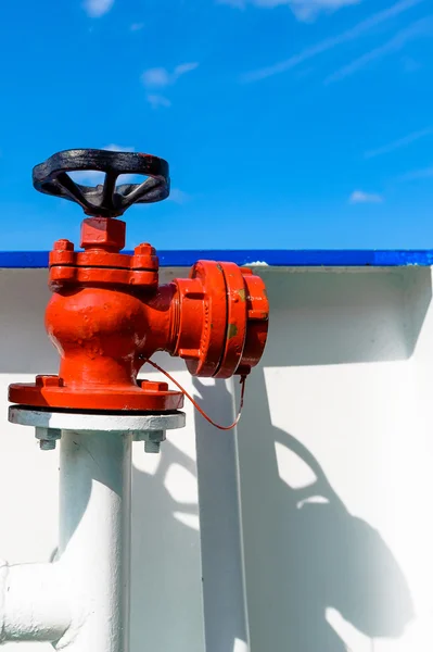 Agua roja o válvula de combustible contra fondo azul del cielo . Imagen de archivo