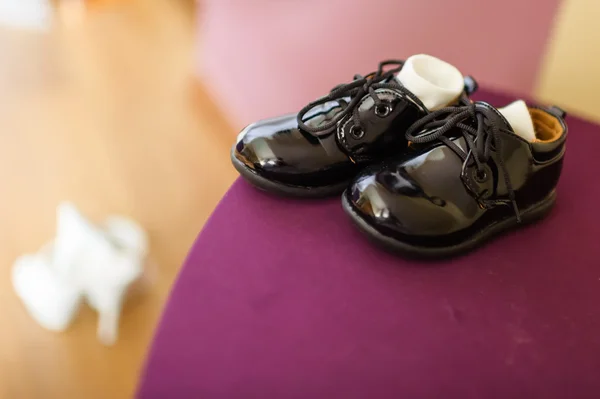 Małe czarne dziecko eleganckie buty sądu. — Zdjęcie stockowe