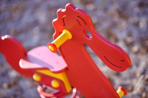 at içinde Bahçesi şeklinde kırmızı salıncaklar.