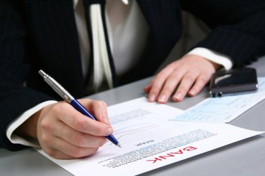 adam bir belge imzalama