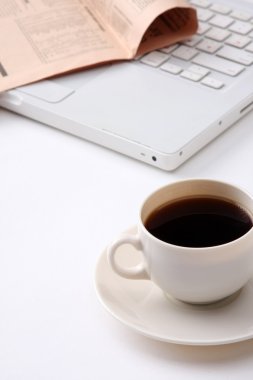 laptop yanında kahve fincanı