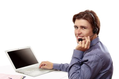 Dizüstü bilgisayarı olan iş adamı