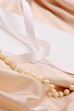 pearles ipek üzerine