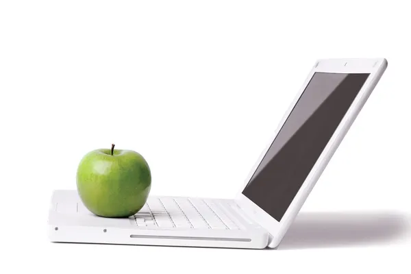 Apfel auf dem Laptop — Stockfoto