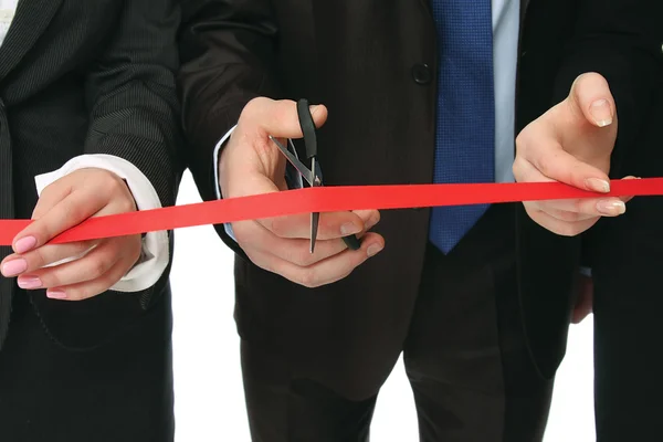 Gente de negocios cortando una cinta roja — Foto de Stock