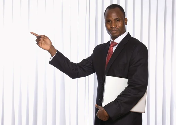 Un homme d'affaires afro-américain pointant quelque chose — Photo