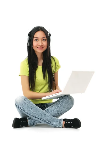 Asiática menina da faculdade com um laptop — Fotografia de Stock