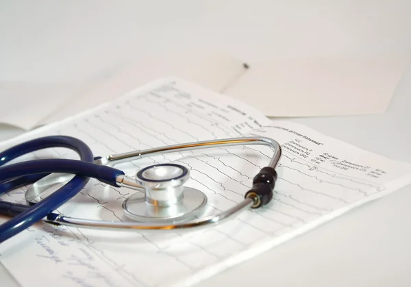 Stethoscope on the cardiogram — Stock Photo, Image