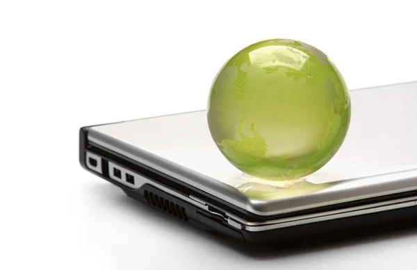 Laptop med glas globe — Stockfoto