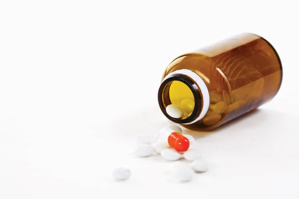 Botella médica con pastillas — Foto de Stock
