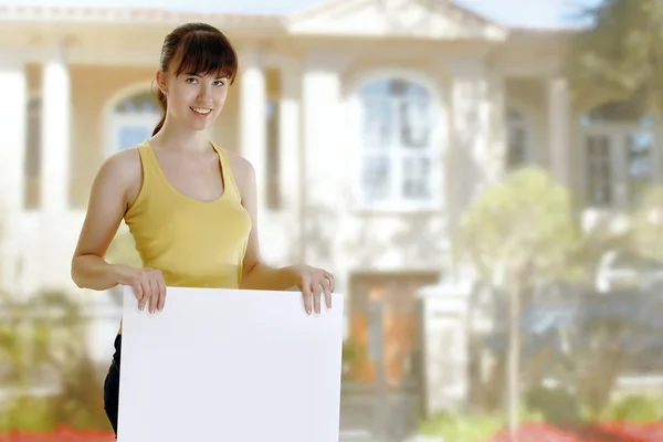 Girl with an empty blank outdoors — Stock Photo, Image