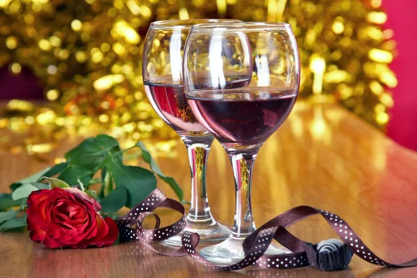 Romantickou večeři s vínem brýle — Stock fotografie