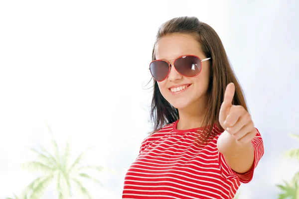 Menina adolescente mostrando ok — Fotografia de Stock