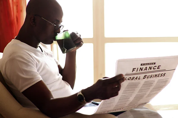 Afroamericani che leggono un giornale e si godono il tè — Foto Stock