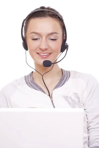 Mujer con auriculares trabajando en un portátil — Foto de Stock