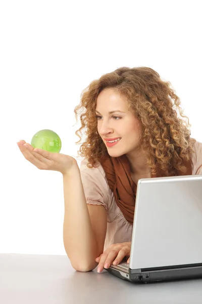 Mulher com laptop e globo na mão — Fotografia de Stock