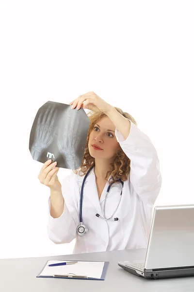 Kvinnlig läkare med röntgen — Stockfoto