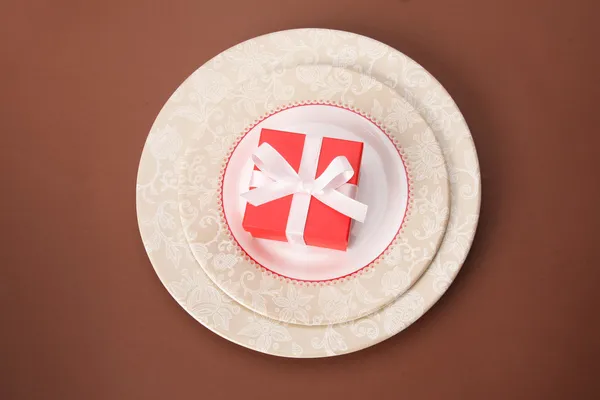 Regalo en un plato de cena — Foto de Stock