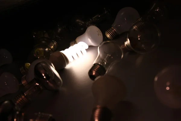 一个明亮的灯泡 — 图库照片