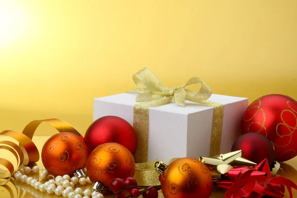 Рождественские балы и подарок — стоковое фото