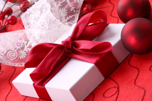 Noel hediyesi Kırmızı Noel topları ile — Stok fotoğraf