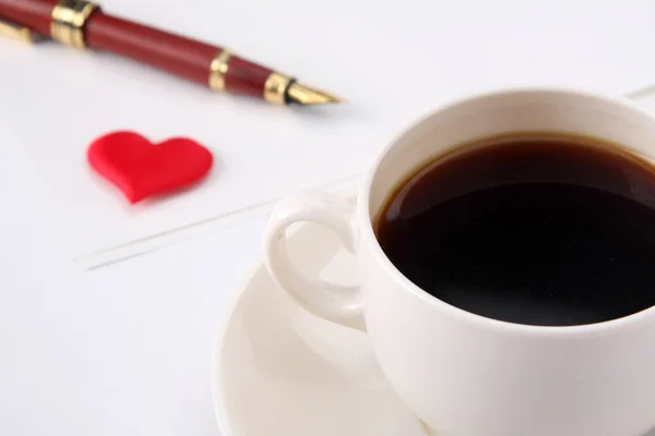 Mensaje de amor, taza de café y pluma —  Fotos de Stock