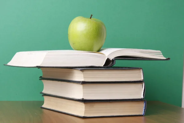 Een appel over boeken — Stockfoto